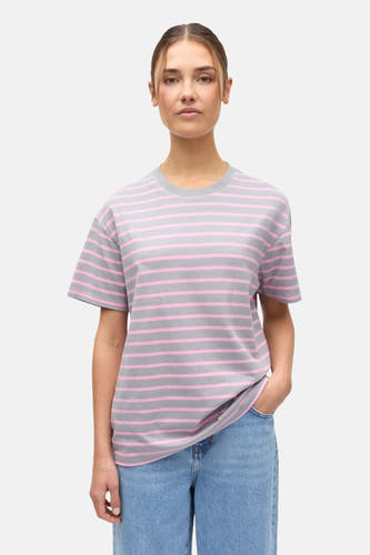 T-shirt multicolore d'ENVII, avec des rayures horizontales roses et grises, combiné avec un jean ample.