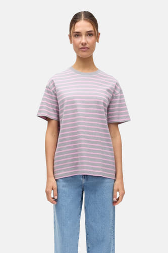 T-shirt multicolore d'ENVII, avec des rayures horizontales roses et grises, combiné avec un jean bleu.