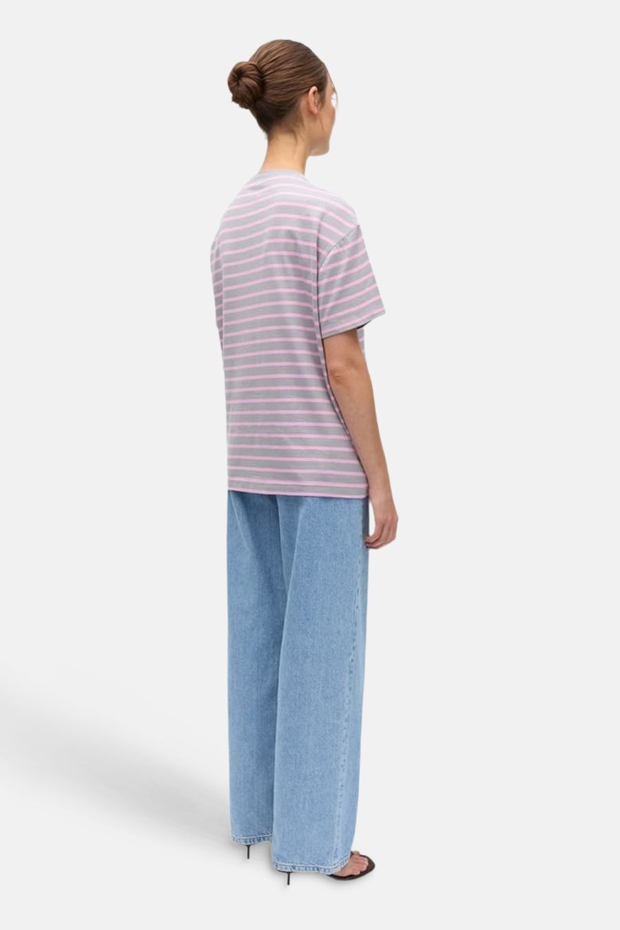 Multikleurig T-shirt van ENVII, met roze en grijze horizontale strepen, gecombineerd met een wijde jeans.