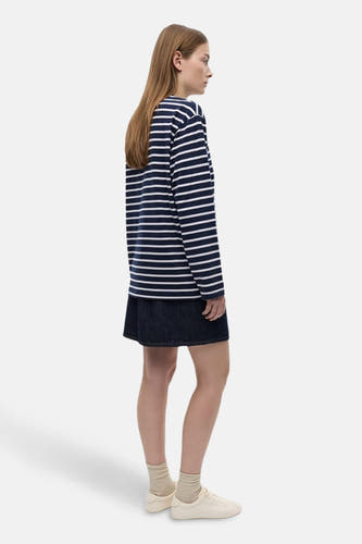 T-shirt bleu rayé à longues manches d'ENVII, porté avec une jupe bleue marine et des baskets crème.