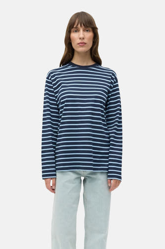 T-shirt bleu à manches longues rayé d'ENVII, porté avec un jean bleu clair.