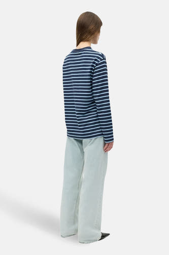T-shirt bleu rayé à manches longues de ENVII, avec un col rond et des jambes longues et droites.