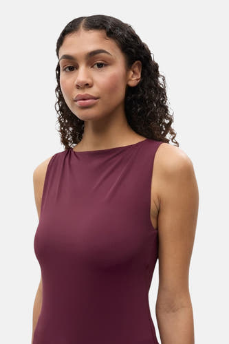 Bordeaux top sans manches d'ENVII, avec un col élégant et une texture lisse.