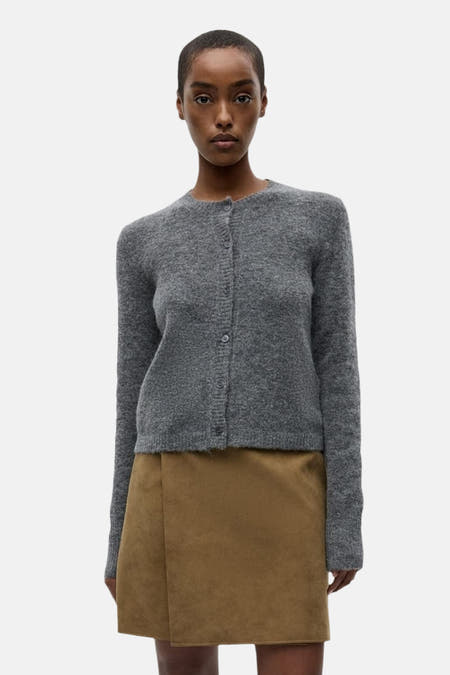 Veste grise d'ENVII, portée avec un châle marron.