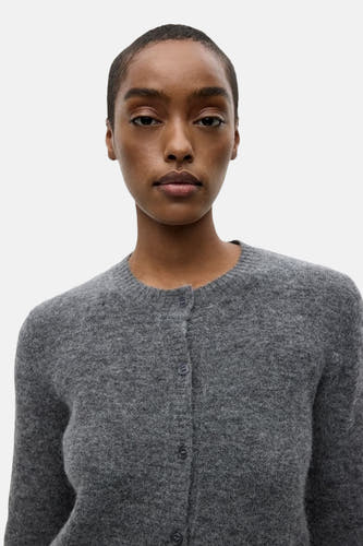 Gilet gris d'ENVII, montré sur un mannequin, avec un col rond et une fermeture à boutons.