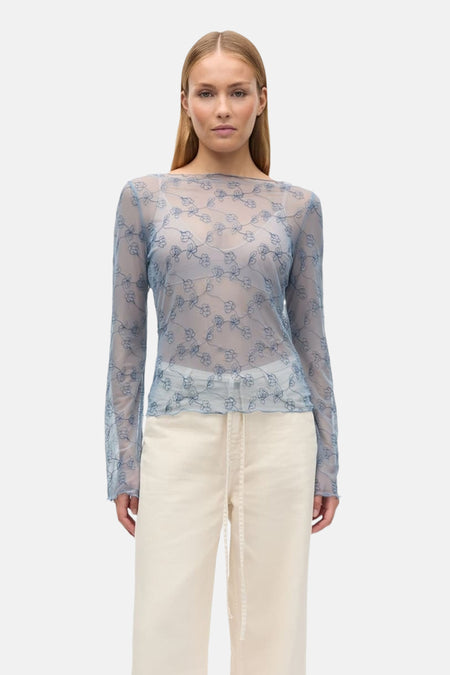 Chemisier bleu à manches longues d'ENVII, avec un motif floral sur tissu transparent.