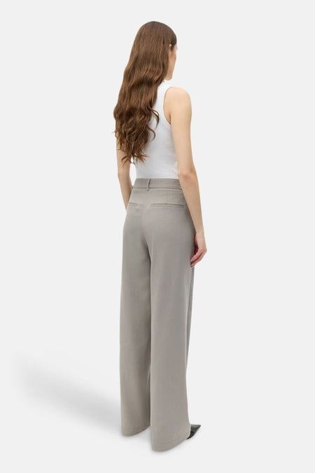 Pantalon beige ENVII, à jambes larges et poches arrière.