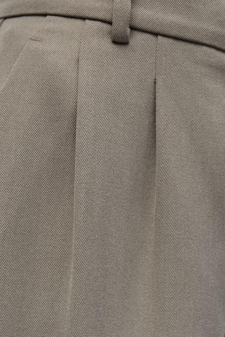 Short gris ENVII avec des plis à l'avant et un détail de ceinture à la taille.