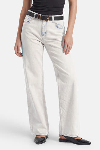 Lichtblauwe spijkerbroek met rechte pijpen van ENVII, gecombineerd met een zwarte riem met goudkleurige gesp en zwarte puntige slingback flats.