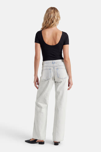 Lichtblauwe straight fit jeans van ENVII, achteraanzicht op model met zwarte top en puntige muiltjes.