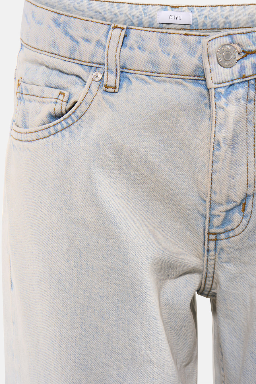 Jean droit bleu clair en denim d'ENVII, avec délavage clair, surpiqûres contrastées et bouton avec logo ENVII.