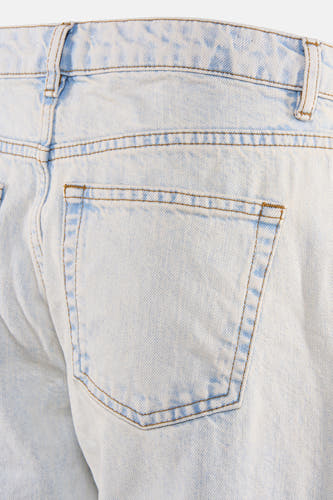 Jean droit en denim bleu clair d'ENVII, gros plan sur la poche arrière, les passants de ceinture et les surpiqûres marron.