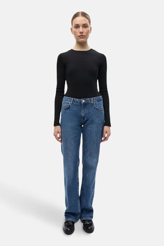 Jean droit bleu denim mid de ENVII, combiné avec un haut noir et des chaussures noires.