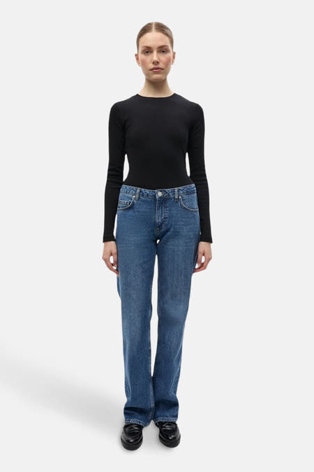 Jean droit bleu denim mid de ENVII, combiné avec un haut noir et des chaussures noires.