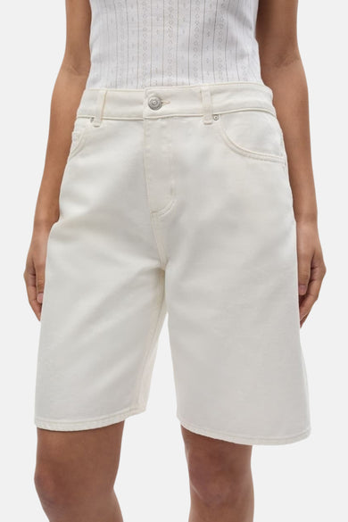 Short blanc d'ENVII, avec poches et fermeture à glissière à l'avant.