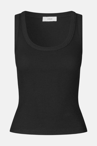 T-shirt noir d'ENVII, avec une texture côtelée et une encolure ronde.