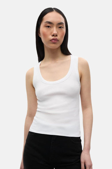 T-shirt blanc d'ENVII, porté avec un jean noir.