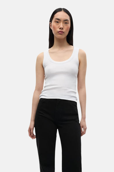 T-shirt blanc d'ENVII, porté avec un jean noir.
