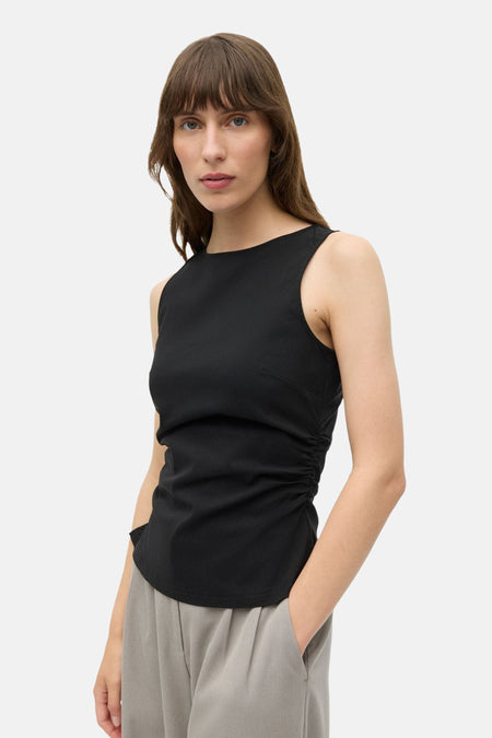 Haut noire ENVII, avec un col rond et un détail plissé sur le côté.