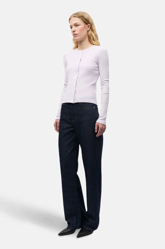 Cardigan marron d'ENVII, avec des manches longues et une subtile structure en côtes, associé à des jeans foncés et des chaussures noires.