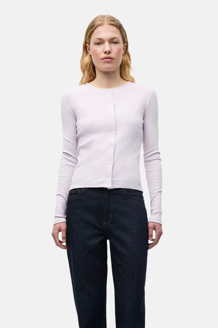 Cardigan marron d'ENVII, avec des manches longues et une fermeture à boutons, porté avec un jeans foncé.