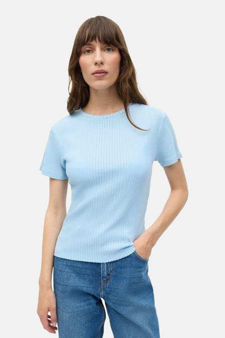 Blauw T-shirt met korte mouwen van ENVII, met een geribbelde textuur en gedragen met een jeans.
