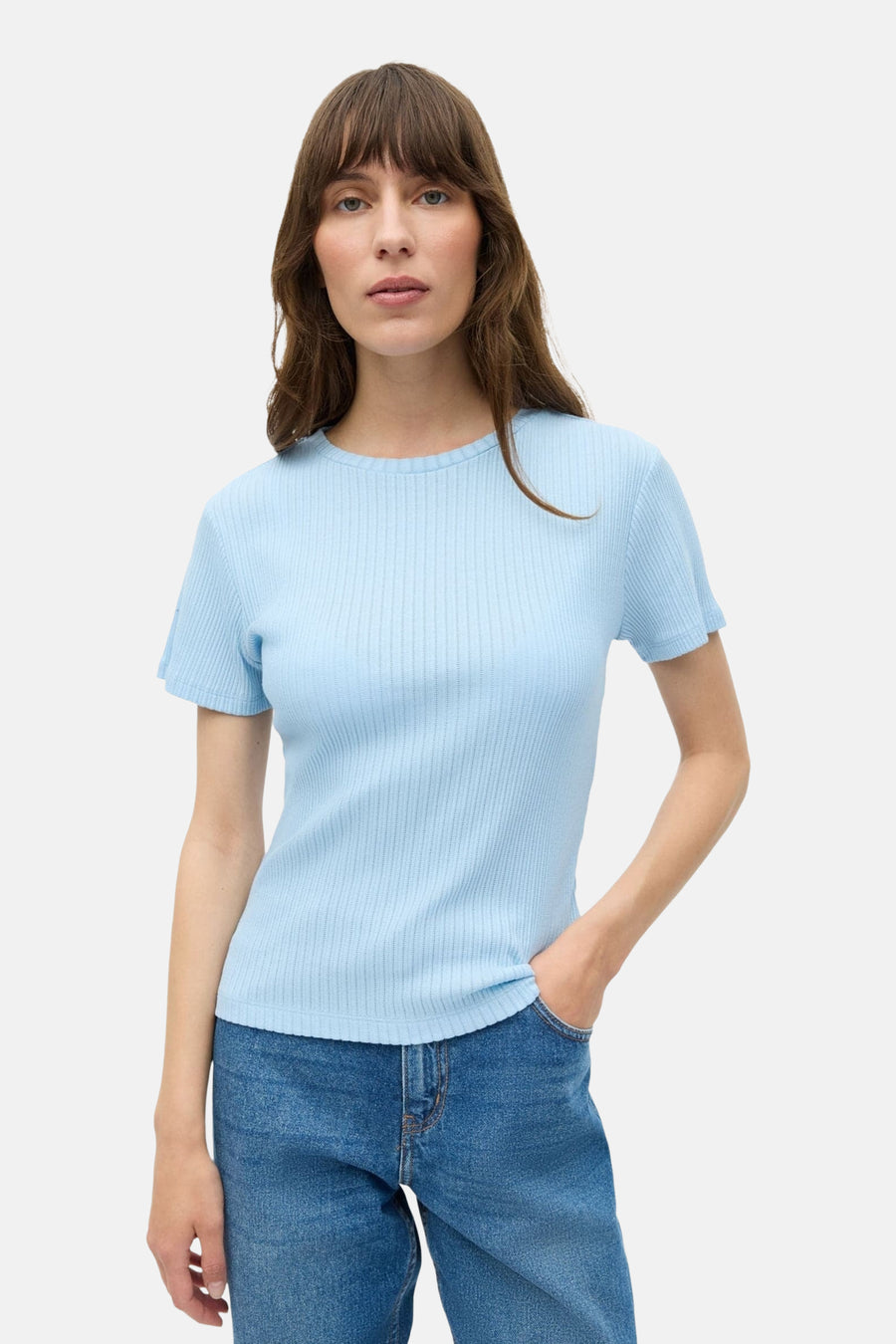 T-shirt bleu à manches courtes d'ENVII, avec structure côtelée, combiné avec un jean bleu.