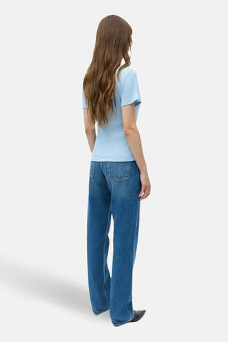 Blauw T-shirt met korte mouwen van ENVII, met ribstructuur, gecombineerd met een blauwe jeans.