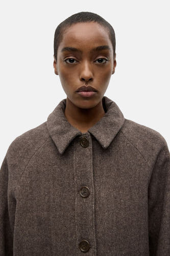Manteau court brun d'ENVII, avec fermeture à boutons et col classique.