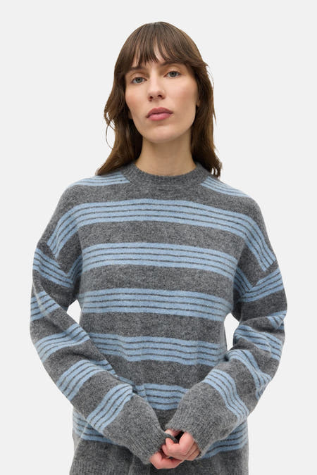 Pull gris à col rond d'ENVII, avec des rayures horizontales bleues.