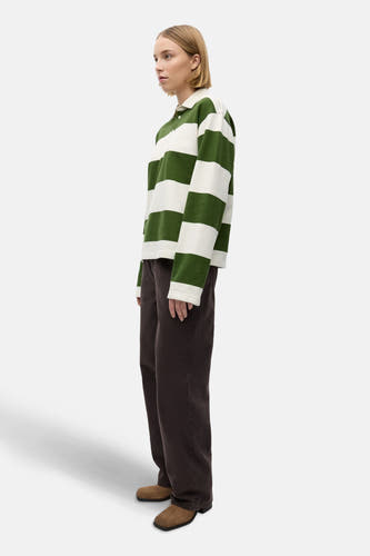 Polo rayé vert avec longues manches d'ENVII, avec un pantalon marron et des chaussures en cuir de mouton en vue latérale.