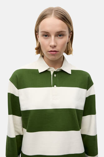 Polo vert de manches longues d'ENVII, avec un motif à rayures blanches et une colletre boutons.