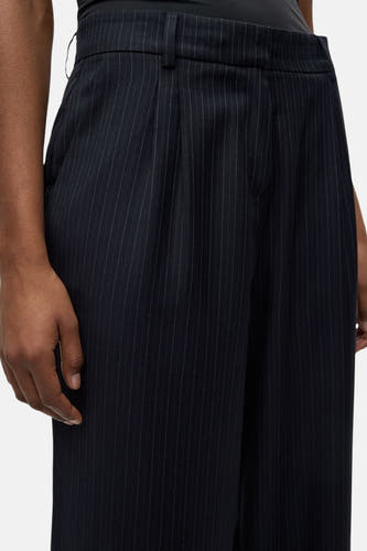 Pantalon bleu d'ENVII, avec un motif à carreaux et des jambes larges.