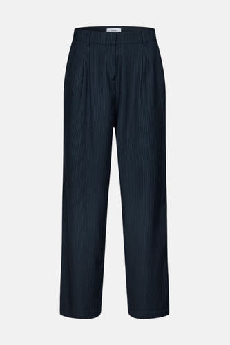 Pantalon bleu d'ENVII avec une rayure blanche et des jambes larges.