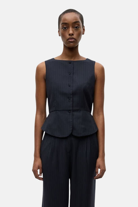 Blazer bleu d'ENVII avec une rayure de craie et une fermeture à boutons, porté avec un pantalon coordonné.