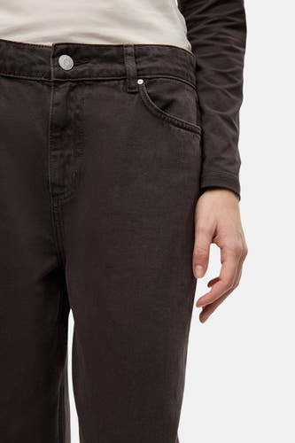 Jean bleu foncé d'ENVII, avec poche et détail de bouton.