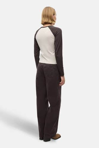 Jean bleu foncé d'ENVII, vu de derrière, avec une jambe large et porté avec un t-shirt beige.