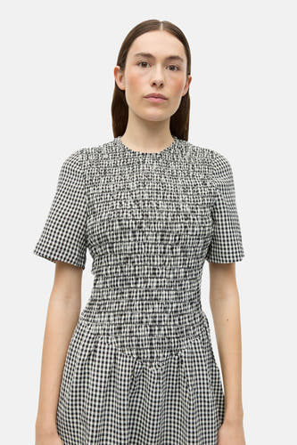 Robe blanche à manches courtes d'ENVII, avec un imprimé rayé noir et blanc et des détails smock.