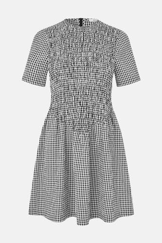Robe blanche à manches courtes d'ENVII, avec un imprimé rayé noir et blanc et du smock sur le haut.