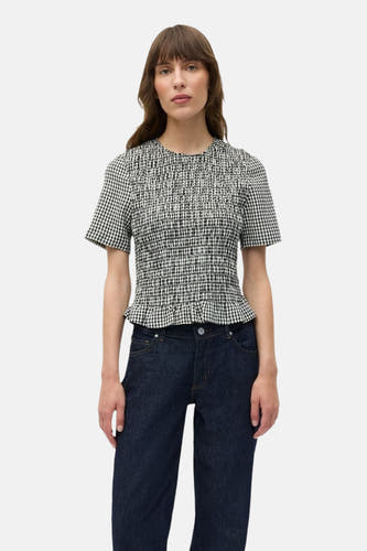 Blouse blanche à manches courtes d'ENVII, avec un motif rayé noir et blanc et une texture plissée.