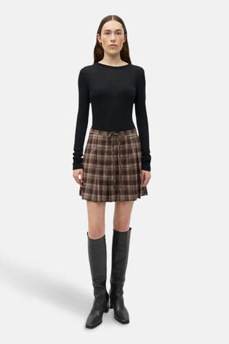 Jupe courte brune d'ENVII, avec un motif à carreaux et une ceinture brune à la taille.