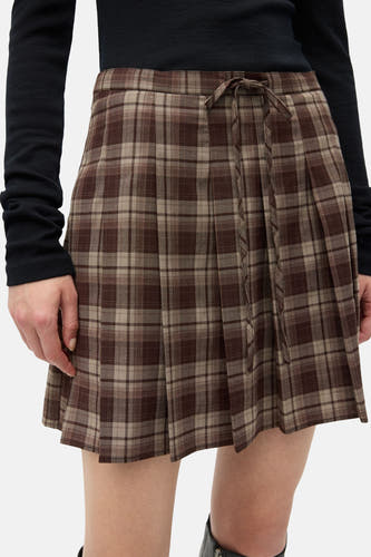 Jupe brune courte d'ENVII, avec un motif rayé et une ceinture élastique.