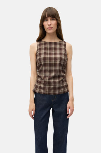 Blouse à manches longues brune sans ENVII avec un motif rayé, associée à des jeans bleus foncés.