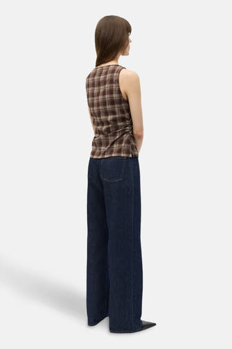 Blouse sans manches brune d'ENVII, avec une impression imprimée et des plis sur les côtés, portée avec un jean bleu marine.