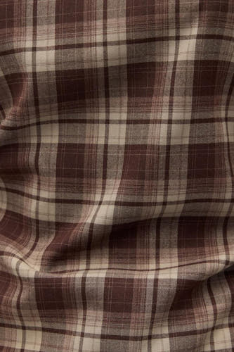 Blouse brune d'ENVII, avec un motif tartan à carreaux et des plis de tissu subtils.