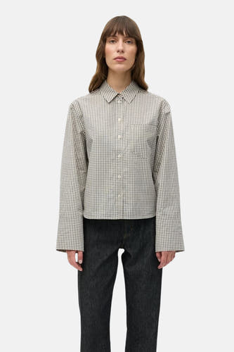 Chemise beige à longues manches d'ENVII, avec un petit motif de carreaux et une poche po poitrine.