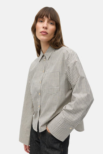 Chemise beige à longues manches d'ENVII, avec un petit motif de carreaux et une poche po poitrine.