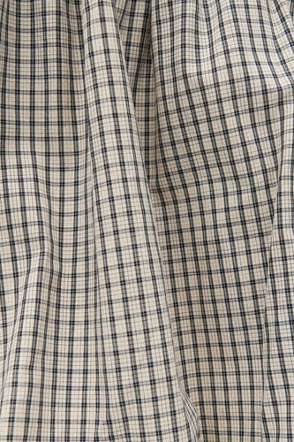 Jupe beige courte d'ENVII avec une imprimé rayé et des plis.