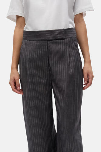 Pantalon gris d'ENVII, avec un motif de rayure blanche et une ceinture haute.