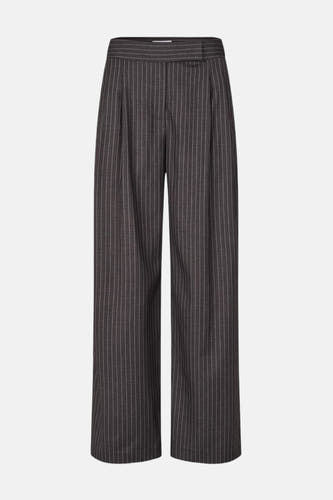 Pantalon gris d'ENVII avec une rayure blanche et des jambes larges.